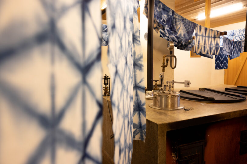 Blau machen, rot färben. Musterbildung in Shibori